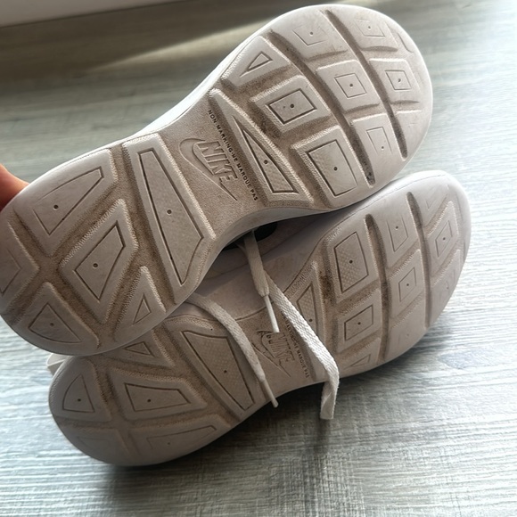 Nike Girls (size 4) tennis shoes - Picture 5 of 6